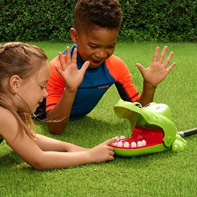 Hasbro Crocodile Dentist Splash Water Game for Kids – Jogos ao ar livre do aspersor de quintal para diversão de verão