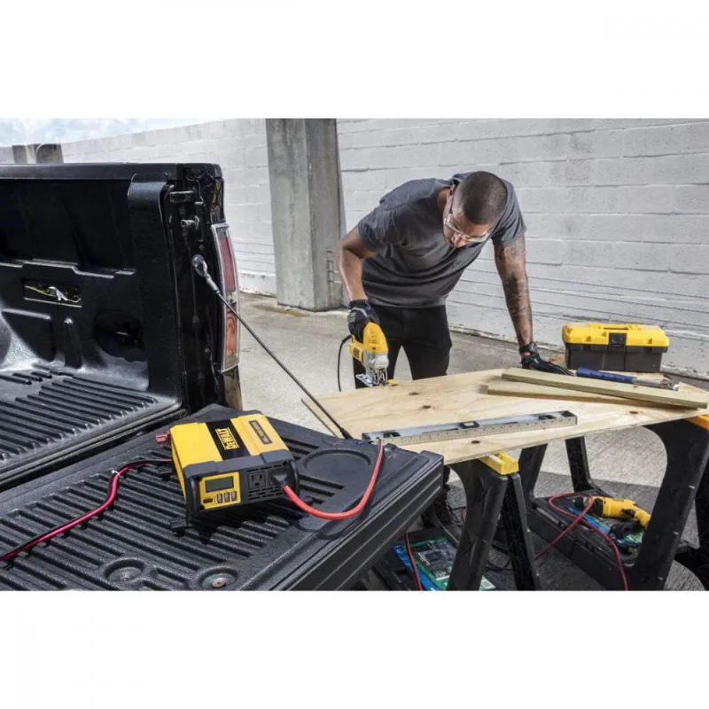 DEWALT DXAEPI1000 Inversor de Potência Automotivo cDisplay LCDTomadas Duplas 120Vc USB