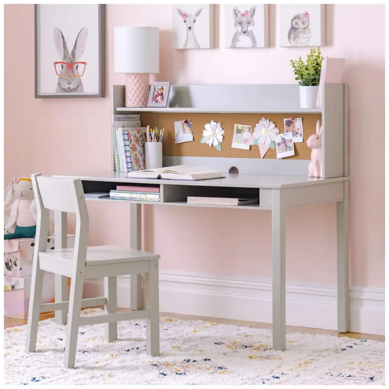 Escrivaninha infantil Martha Stewart Living & Learning cinza com hutch, nichos e cadeira em madeira para estudo e tarefas