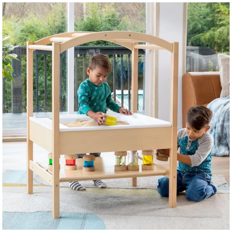 Mesa sensorial Guidecraft em madeira com cuba profunda, tampa dupla face, quadro-negro e arco para exploração com água, areia e materiais diversos