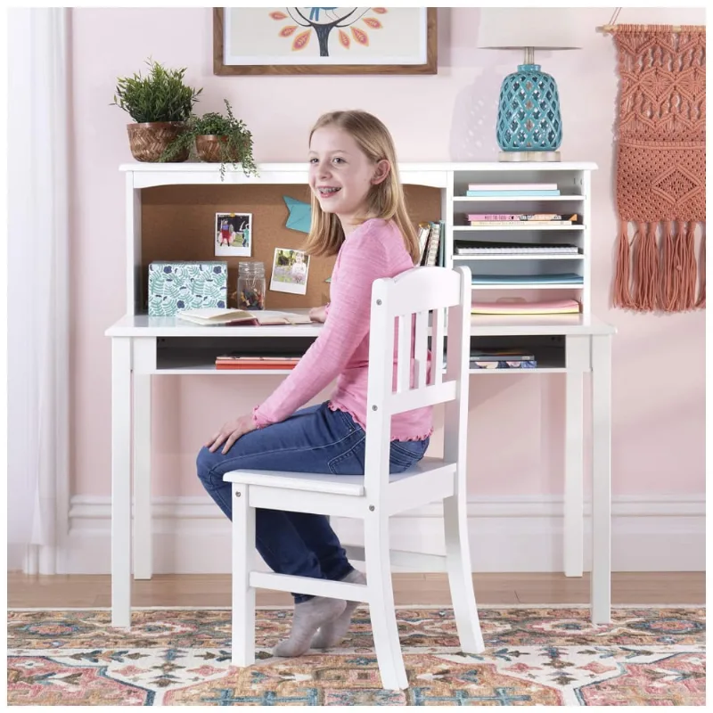 Escrivaninha infantil Guidecraft Kids’ Media Desk branca com hutch, nichos e cadeira em madeira para estudo e uso de computador