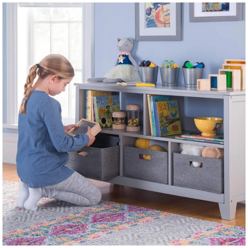 Estante infantil baixa Martha Stewart Living & Learning cinza com nichos e cestos de tecido para quarto e brinquedoteca