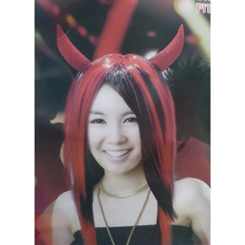 Peruca preta com vermelha com Chifres Ondulada 60cm Halloween