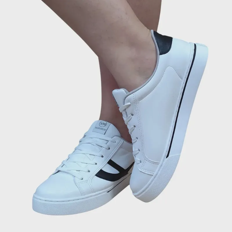 Tênis casual via marte com detalhe