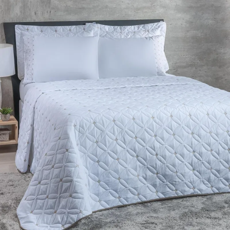 Cobre Leito Casal Padrão Ideale 200 Fios Bordado 6 Peças - Branco/Caqui - CASA MODELO E TÔ DECORANDO - Cama, Mesa E Banho