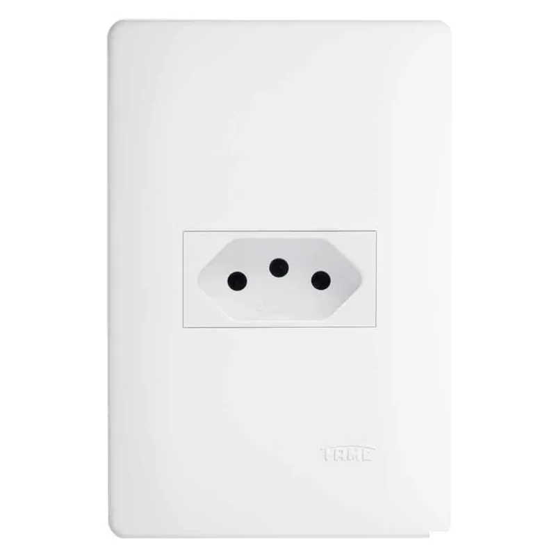 Conjunto montado de tomada 10A 250V com placa Habitat Fame