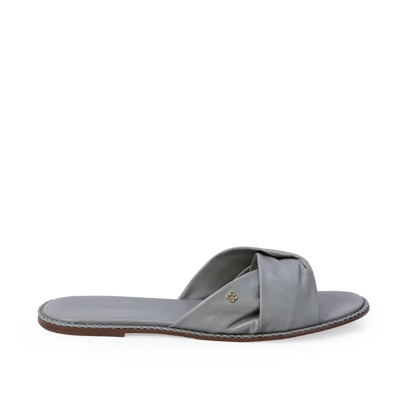 Chinelo Rasteiro de Couro Cinza Carbono 40 - CAPODARTE