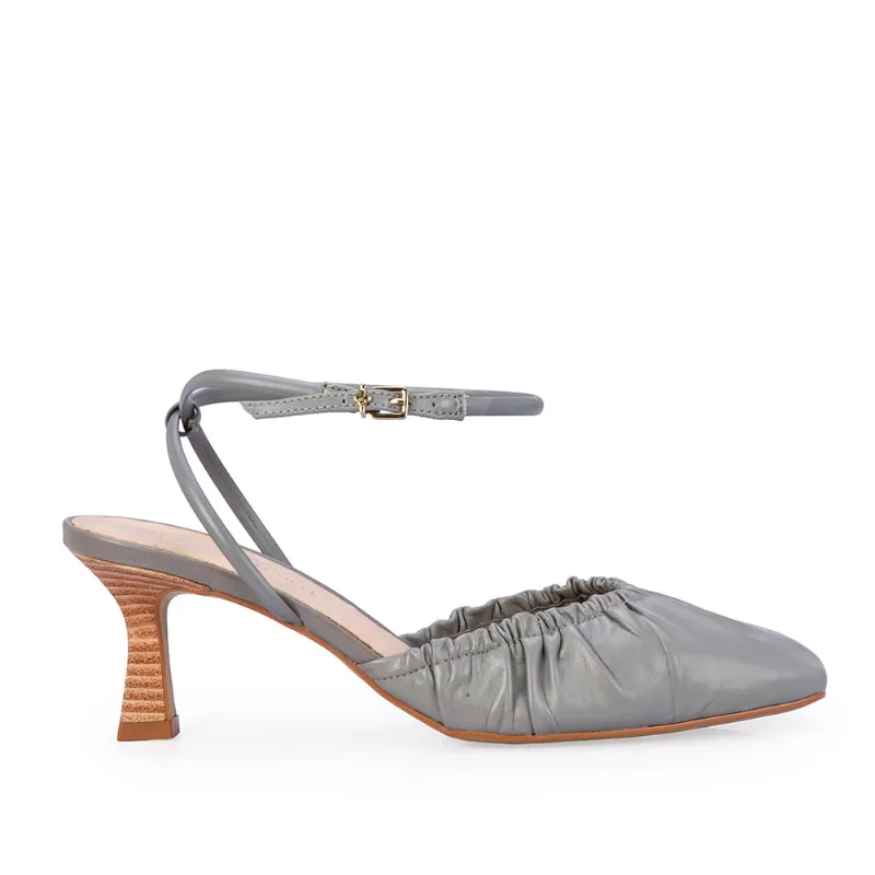 Scarpin Slingback Couro Cinza com Elástico 37
