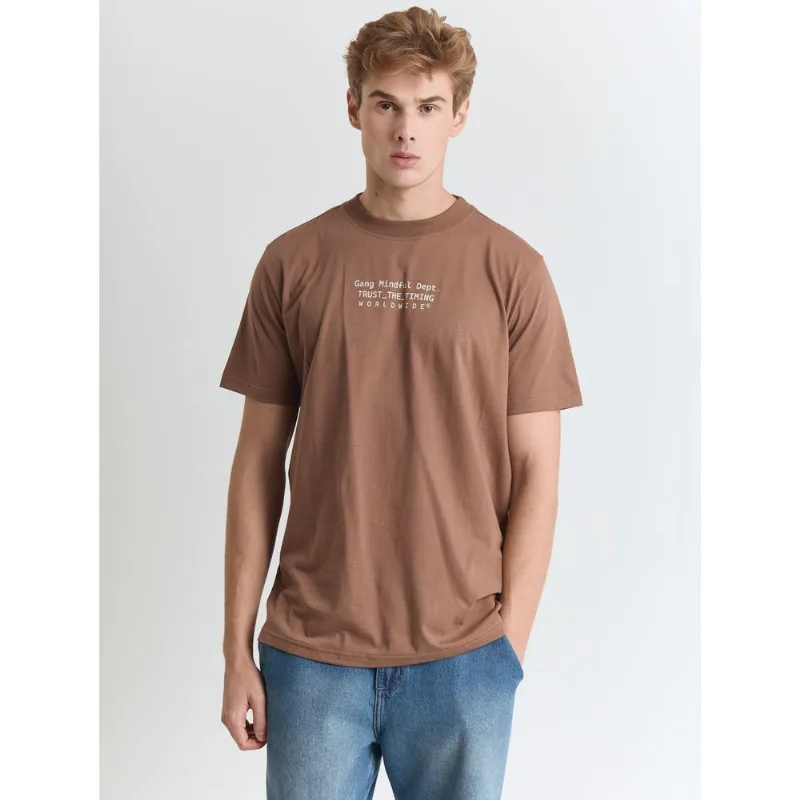 Camiseta comfort com estampa trust the timing Marrom G