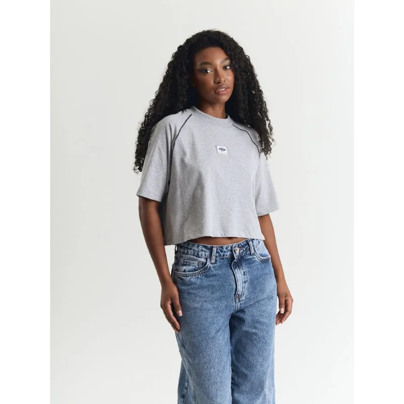 Camiseta cropped raglan etiqueta logo marca Mescla PP