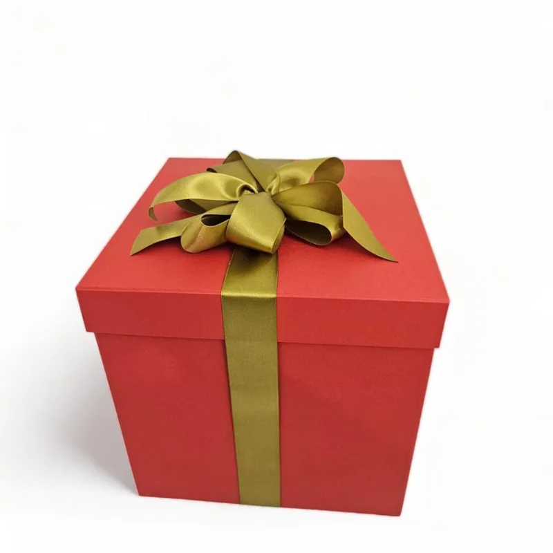 Caixa De Presente 25X25X25 Cartonada Vermelha Laço Dourado