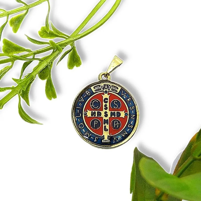 Medalha De Sao Bento Dourado Pequena Resinada 2cm