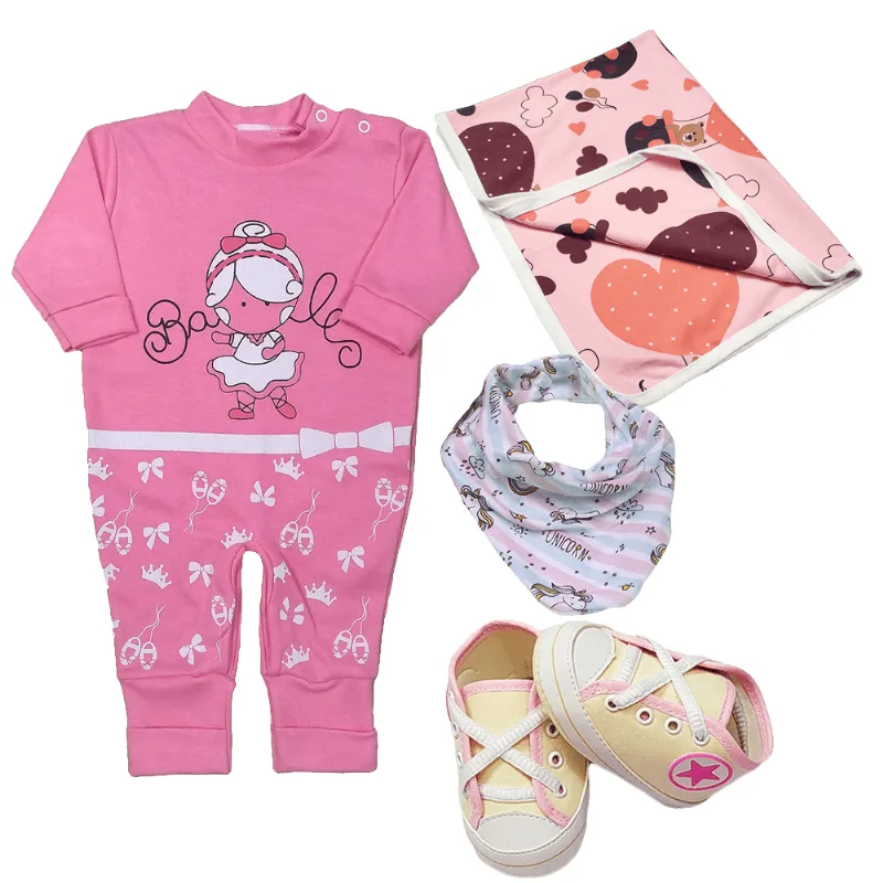 Kit 4 Peças Bebês Macacão Taylor e Bandana Sapatinhos Cueiro