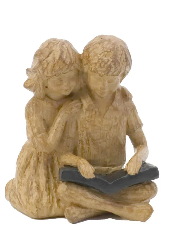 Escultura Casal Com Livro Resina - LC - Presentes
