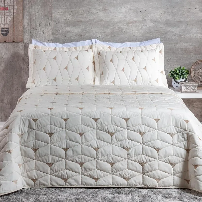 Cobre Leito Queen Berlim Percal 180 Fios Bordado 3 Peças - Palha - CASA MODELO E TÔ DECORANDO - Cama, Mesa E Banho