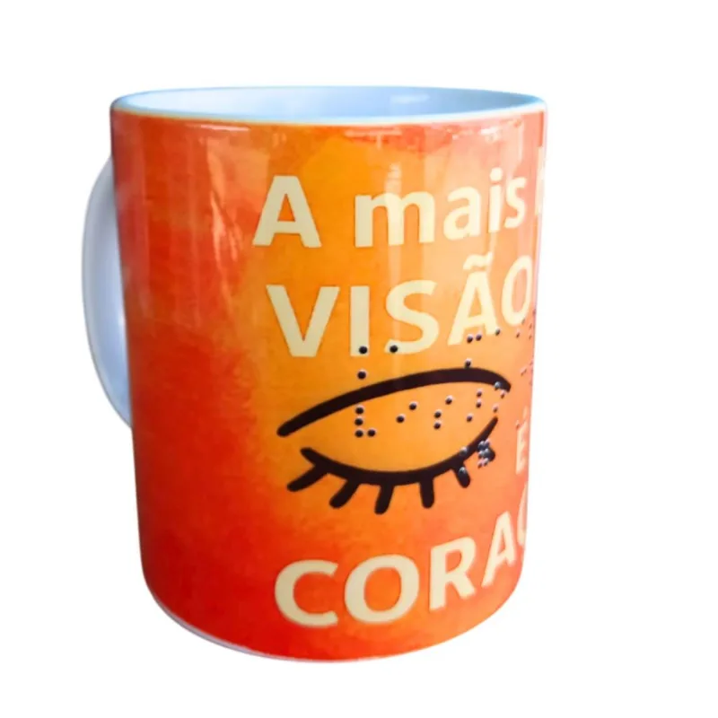 Caneca com relevo em Braile com frase A mais bela visão é a do coração