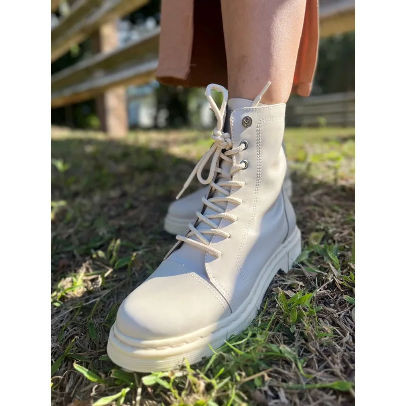 Coturno Janis Cravo & Canela em Couro Off White: Elegância Rústica com Salto de 4cm e Cano de 13cm