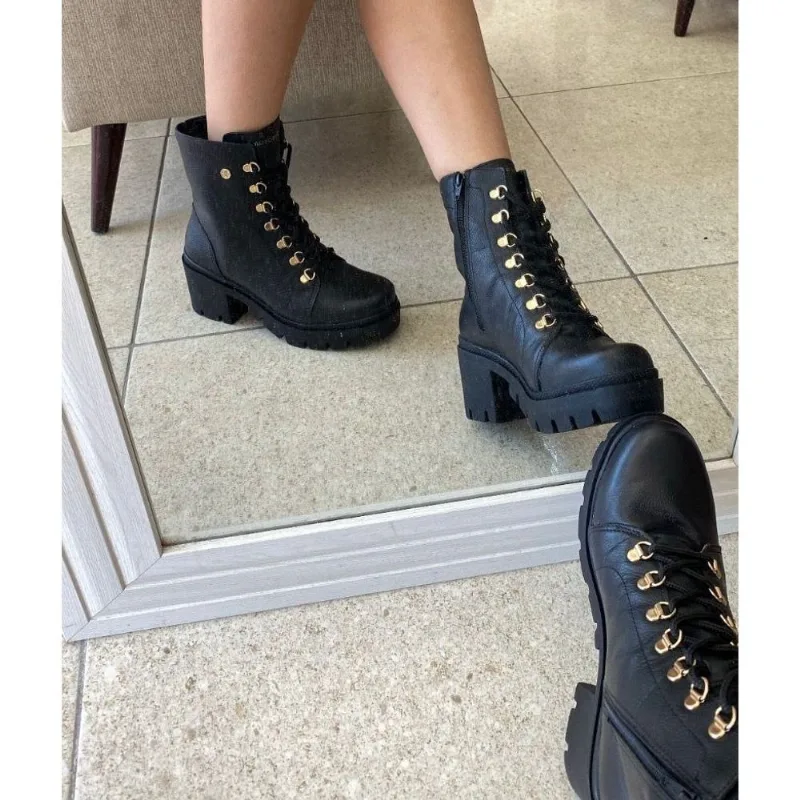 Coturno Cravo & Canela em Couro Preto com Tachinhas: Estilo Robusto com Salto de 6cm