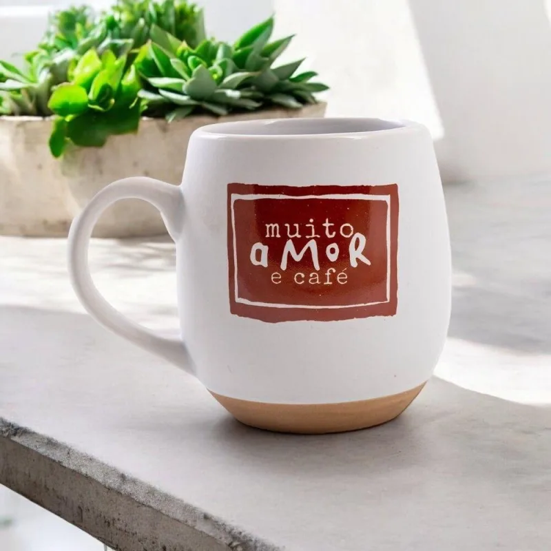 Caneca Oval Muito Amor e Café em Cerâmica 400ml para Chá e Café Dourado - OUTRAS