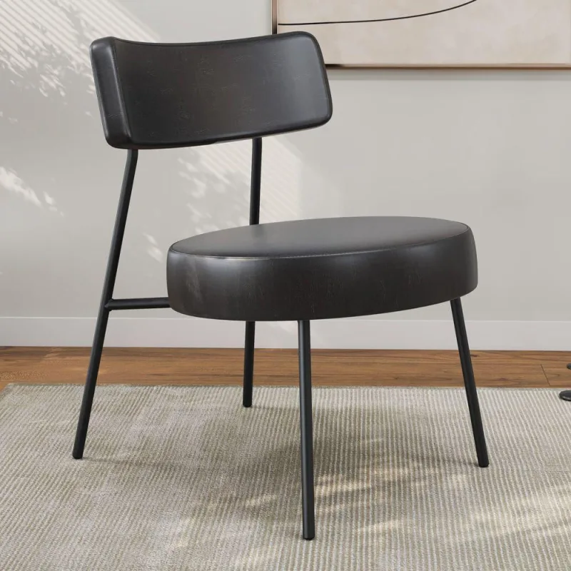 Poltrona Decorativa Sala De Estar Kobe Estofada Com Encosto Couríssimo Preto - Abmaza - OUTRAS - Móveis