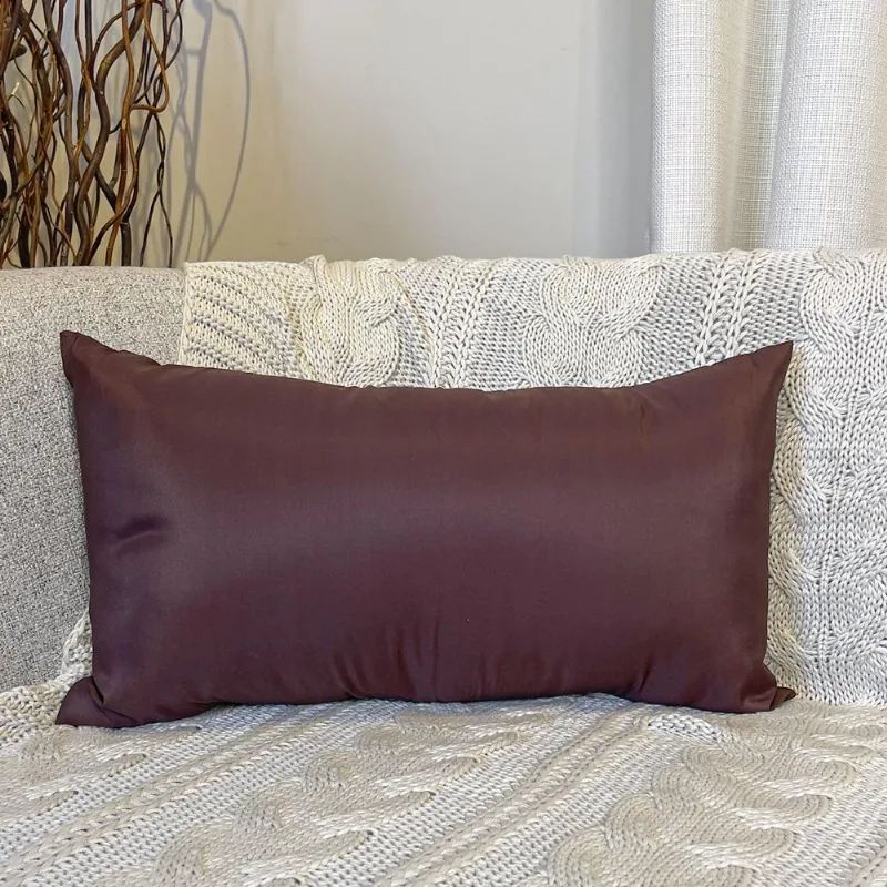 Almofada Bora Bora 28x48cm tom marrom com enchimento siliconado e zíper invisível, perfeita para ambientes clean Belchior
