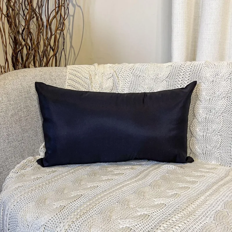 Almofada Bora Bora 28x48cm preta com enchimento siliconado, zíper invisível e design clean elegante e durável Belchior