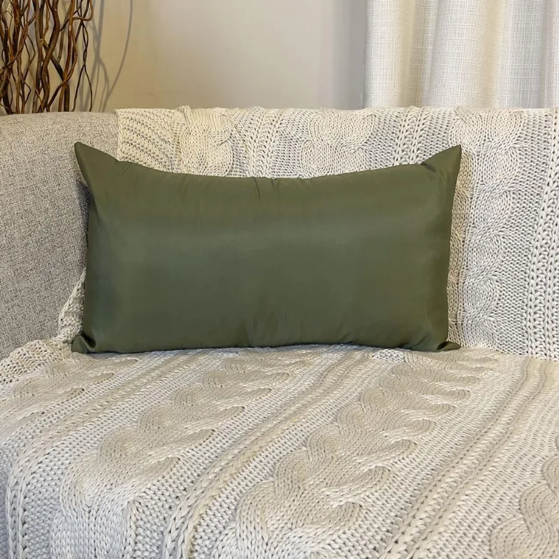 Almofada Bora Bora 28x48cm verde militar com enchimento siliconado, zíper invisível e design clean sofisticado Belchior
