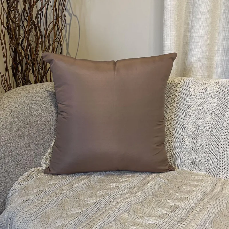 Almofada Bora Bora 43x43cm tom moucha mousse em microfibra com enchimento siliconado e zíper invisível, ideal para espaços modernos Belchior