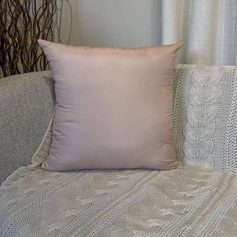 Almofada Bora Bora 43x43cm tom nude em microfibra macia com enchimento siliconado e zíper invisível, ideal para decoração elegante Belchior