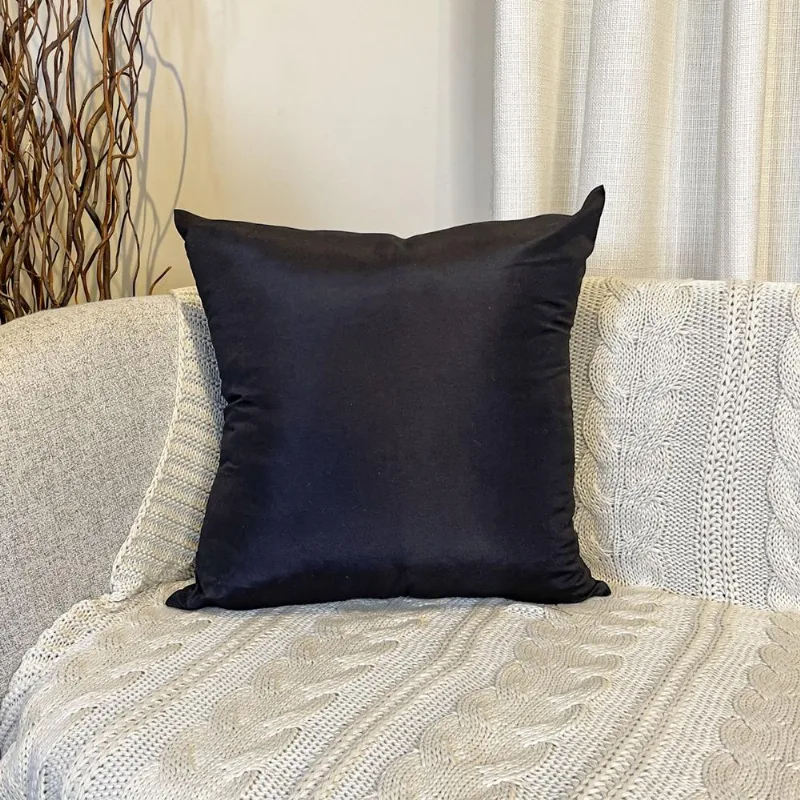 Almofada Bora Bora 43x43cm preta com enchimento siliconado e zíper invisível, perfeita para ambientes clean modernos Belchior