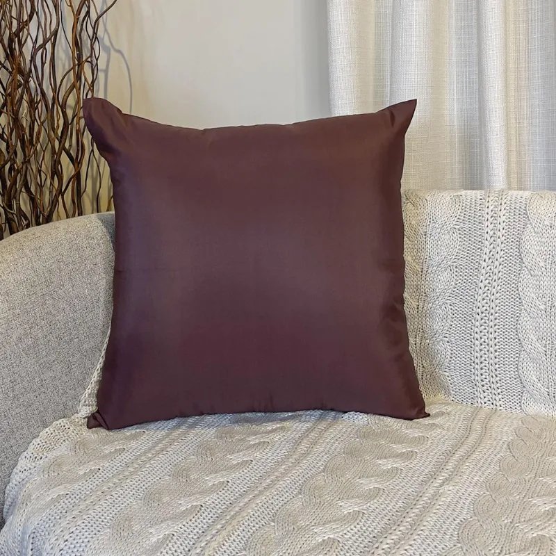 Almofada Bora Bora 50x50cm tom marrom em microfibra macia com enchimento siliconado e zíper invisível, ideal para decoração elegante Belchior