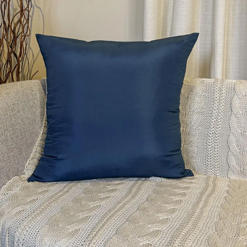 Almofada Bora Bora 50x50cm cor marinho em microfibra confortável, enchimento siliconado e zíper invisível, design moderno Belchior