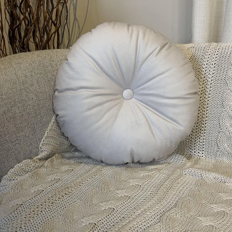 Almofada Velveteen 43cm cinza redonda com botão central, tecido macio aveludado e acabamento elegante para compor ambientes modernos Belchior