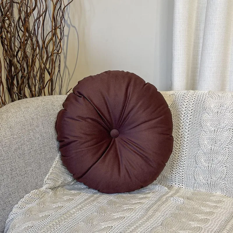 Almofada Velveteen 50cm marrom redonda com botão central, tecido aveludado macio e acabamento sofisticado para decorar com estilo Belchior