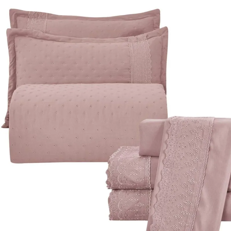 Kit Cobre Leito King + Jogo de Lençol Micropercal 300 Fios com Bordado Inglês Santorini 7 Peças - Malva - 100% Poliéster - Casa Modelo Enxovais - Cama, Mesa E Banho