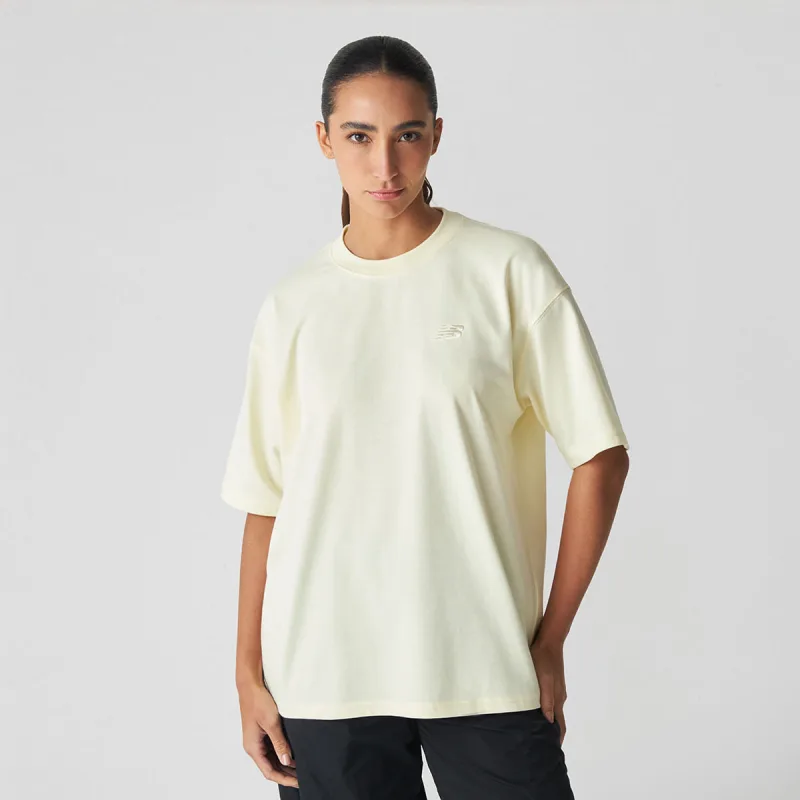 Camiseta Oversized Small Logo Feminina - New Balance - Confecção