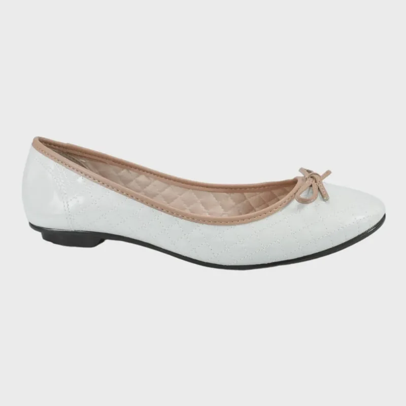Sapatilha Moleca Losango Bico Redondo Laço Verniz Branco Off Nude Feminina Conforto