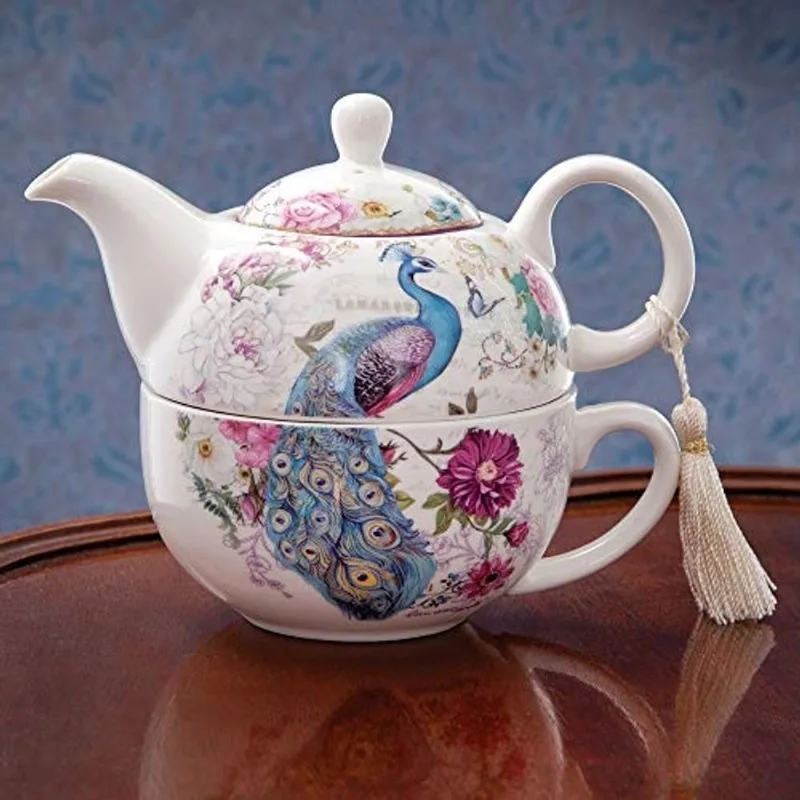 Bits and Pieces - Chá para um pavão porcelana bule e conjunto de xícara - Elegante projeto de pavão com delicado tassel na alça de bule faz grande decoração - Inclui caixa de presente decorativa