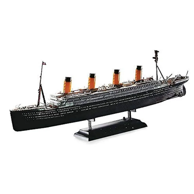 Academy R. M. S. Titanic 1-700 Com Led - Kit de Montagem e Decalques